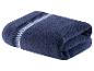Une serviette bleu foncé avec un motif rayé.