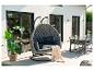 Fauteuil suspendu d'extérieur et coin repas sur une terrasse