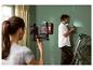 Un homme utilise un laser Parkside pour marquer un mur tandis qu'une femme observe l'appareil.