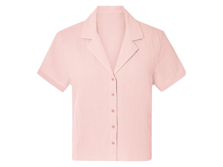 Chemise rose à manches courtes, boutonnée.