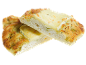 Deux morceaux de focaccia au fromage et aux herbes, l'un posé sur l'autre.