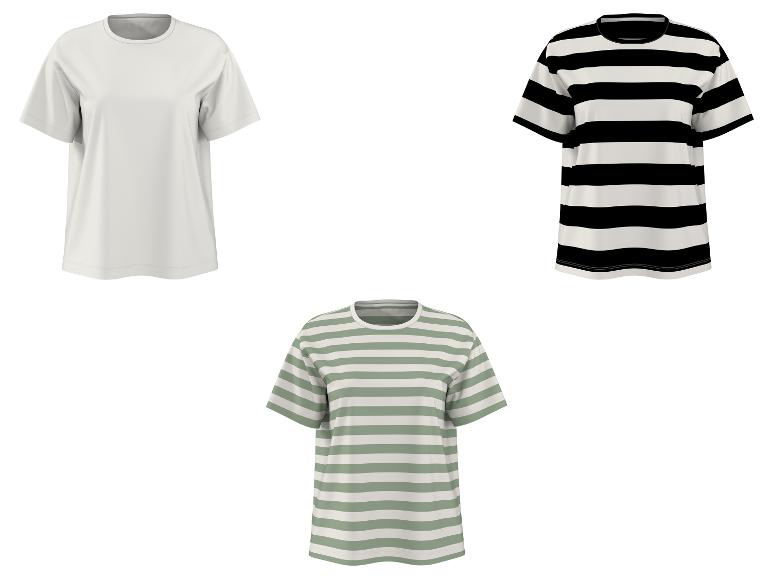 Trois t-shirts : un blanc, un rayé noir et blanc, et un rayé vert et blanc.