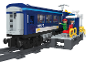 Train jouet bleu sur des rails à côté d'un quai avec des figurines.