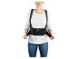 Une femme porte une ceinture de soutien noire de Medi.