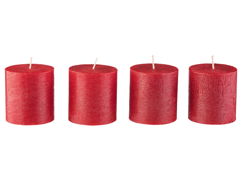 Quatre bougies piliers rouges avec mèches sur fond noir.