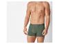 Homme portant un boxer vert.
