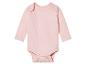Un body bébé à manches longues rose.