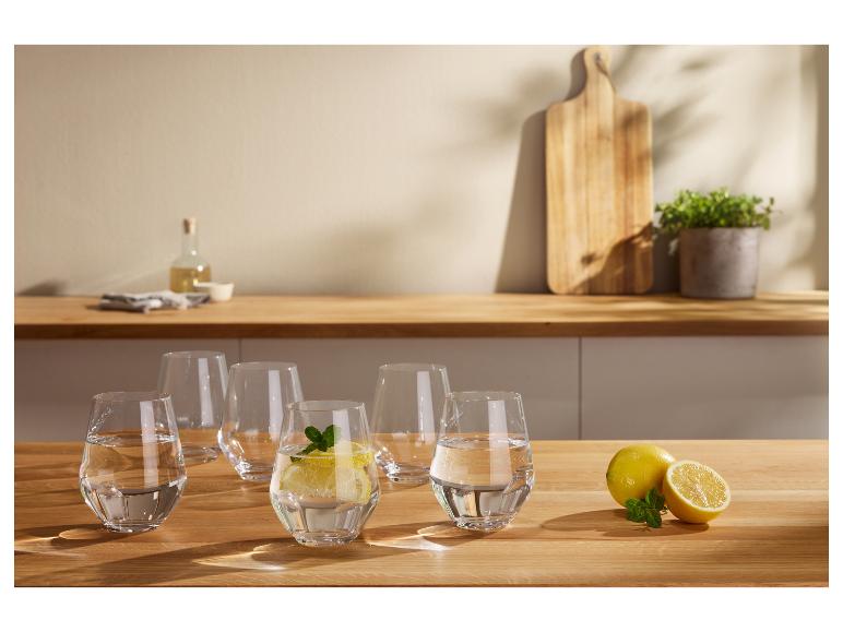 Six élégants verres en verre avec du citron et de la menthe sur une table en bois.