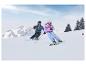 Enfants portant des vestes de ski CRIVIT skiant sur une piste enneigée.