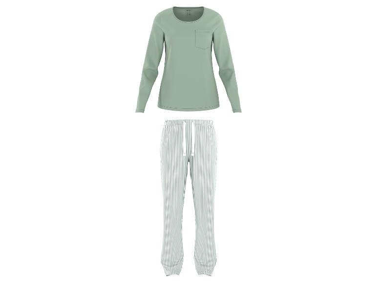 Un haut à manches longues vert avec une poche et un pantalon de pyjama rayé.