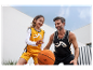 Père et fille jouent au basket avec un ballon Crivit.