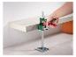 Une main utilise une pince Parkside pour maintenir une planche.
