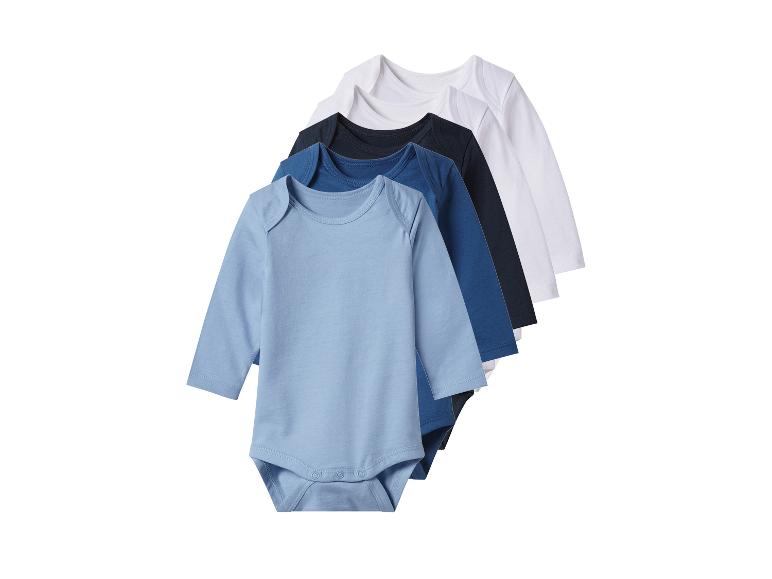 Ensemble de cinq bodies bébé à manches longues dans des tons de bleu, noir et blanc.