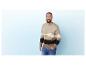 Homme portant un pull beige à motif paysage