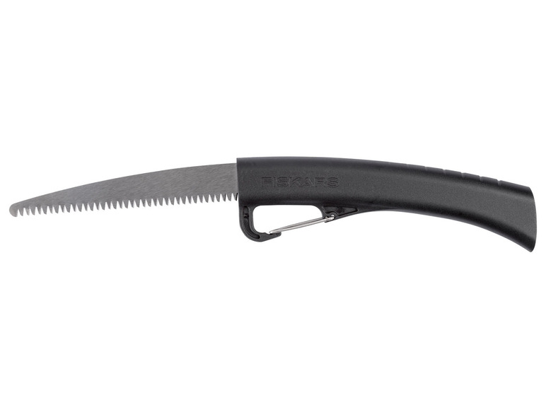 Une scie Fiskars avec une poignée noire et une lame de scie en métal.