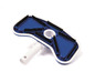 Une brosse de piscine bleue avec des poils pour nettoyer le fond et les parois.