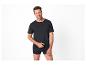 Homme en t-shirt noir et boxers noirs.