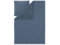 Parure de lit bleue avec une housse de couette texturée réversible et une taie d'oreiller assortie.