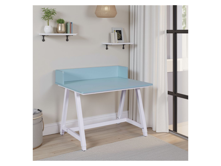 Bureau bleu pastel et blanc avec tablette intégrée, style minimaliste.