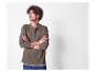Modèle masculin portant une chemise henley marron à manches longues.