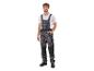 Homme en salopette de camouflage et t-shirt blanc.