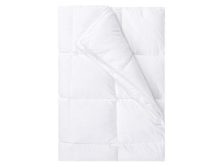 Une couette blanche avec un bord bleu.