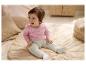 Bébé assis sur un tapis d'éveil avec des chaussettes pour bébé LUPILU®.