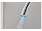 Un robinet de cuisine chromé avec un éclairage LED bleu et un jet d'eau.