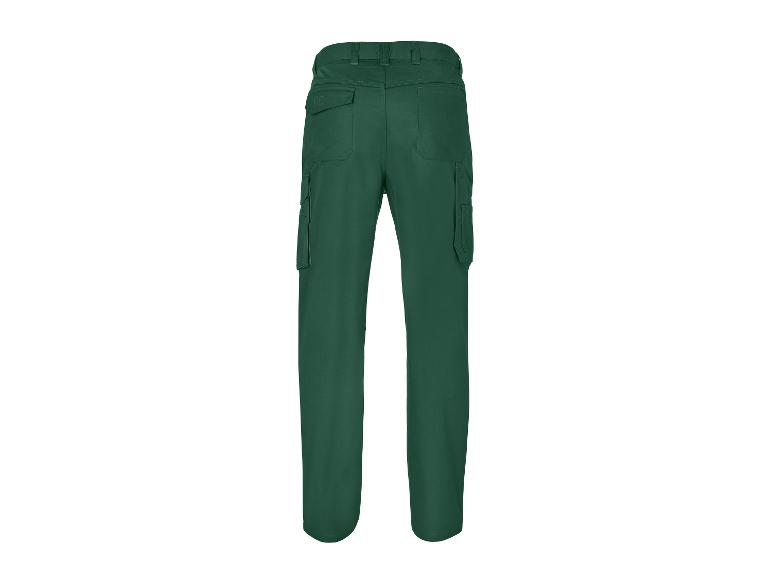 Pantalon cargo vert avec des poches.