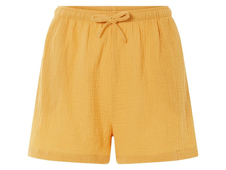Shorts en tissu jaune moutarde, style décontracté.