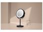 Miroir de maquillage lumineux noir sur pied avec un pot de cotons-tiges.