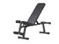 Banc de musculation noir avec dossier réglable et support pour les jambes.