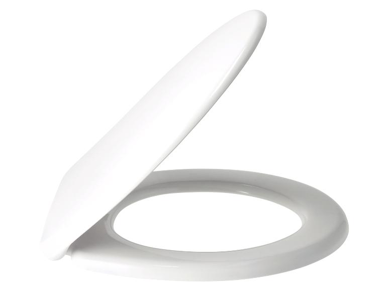 Un couvercle de toilette blanc, légèrement soulevé.