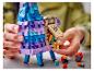 Une personne tient un modèle Lego Fortnite Llama.