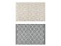 Deux tapis d'extérieur : motifs géométriques beige et gris foncé.
