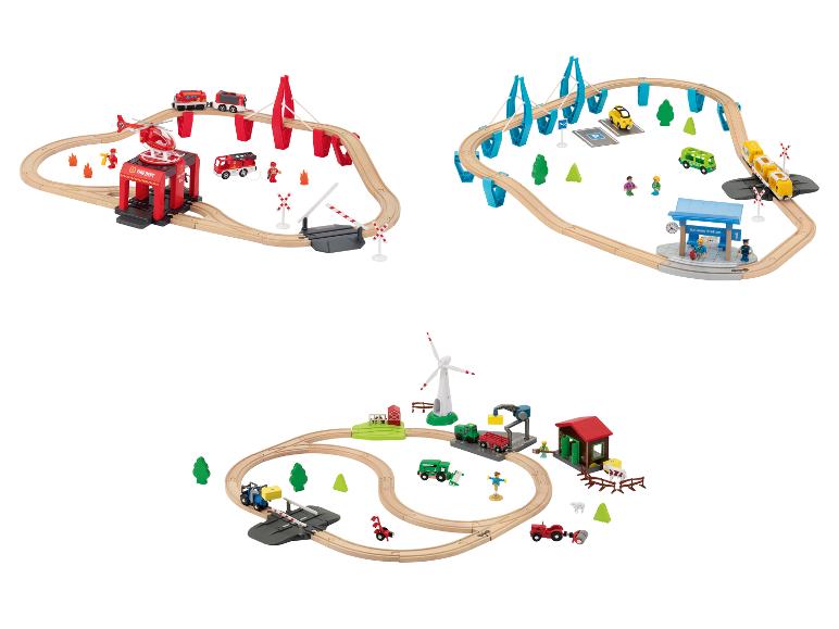 Trois ensembles de trains en bois sur les thèmes des pompiers, de la ville et de la ferme.