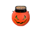 Seau à bonbons d'Halloween en forme de citrouille avec couvercle noir et assortiment de bonbons.
