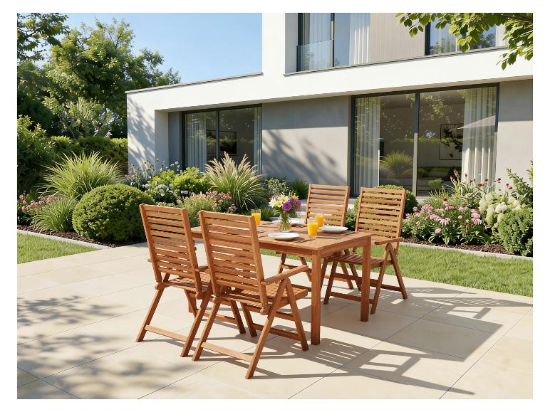 Mobilier de jardin en bois sur une terrasse avec pelouse et bâtiment moderne en arrière-plan.