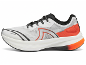 Chaussure de course blanche et orange avec lacets et semelle noirs