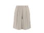 Culottes beiges pour femmes avec jambes larges et plis.