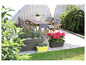 Meubles de jardin avec des pots de fleurs sur une terrasse en bois.