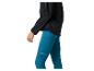Femme en veste de sport noire et leggings de sport bleus avec poches latérales.