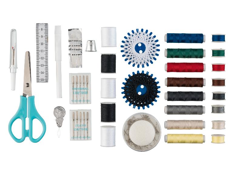 Kit de couture avec fils, aiguilles, ciseaux, mètre ruban, dé à coudre et autres accessoires.