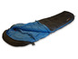 Un sac de couchage Snugpak bleu et noir.