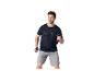 Homme en t-shirt bleu marine et short gris, tenant des haltères.