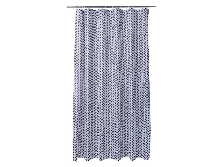 Rideau de douche blanc avec motif chevron noir, suspendu à une tringle