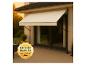 Store banne beige sur une terrasse de maison avec l'inscription « PREMIUM QUALITÄT MADE IN GERMANY ».