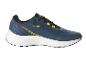 Des chaussures de course bleues avec des accents jaunes.