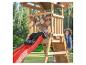 Enfants jouant sur une balançoire en bois avec un toboggan rouge en extérieur.