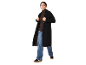 Femme en manteau noir, pull marron et jean
